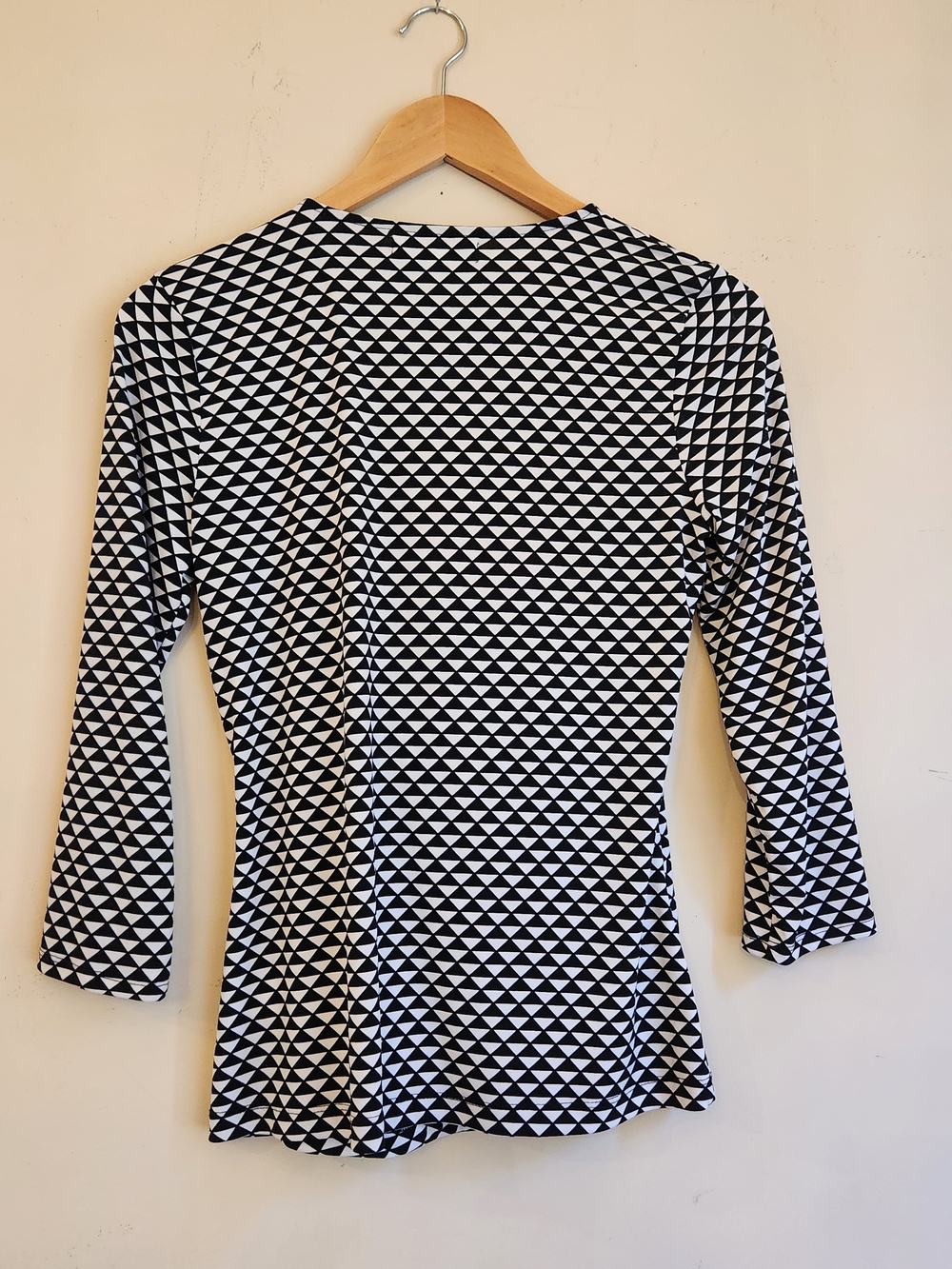 Liz Claiborne Black & White Triangle Print Long Sleeve Top